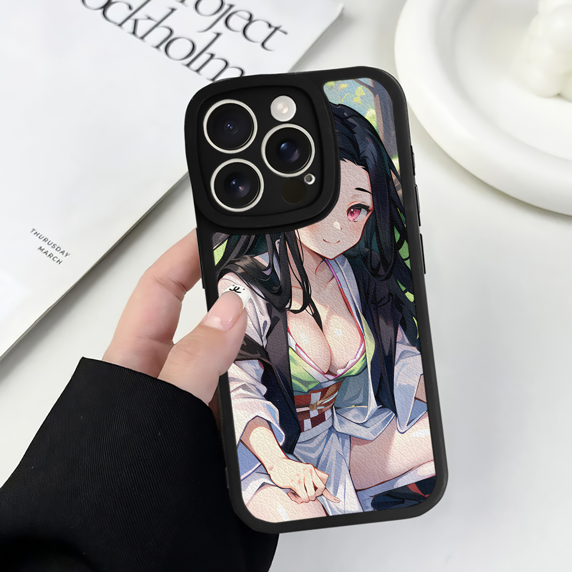 （画像用） 鬼滅の刃（きめつのやいば）竈門 禰󠄀豆子／かまど ねずこ Kamado Nezuko 【iPhone 16シリーズ対応】シリコンスマホケース（レザー調） 材質：シリコン
